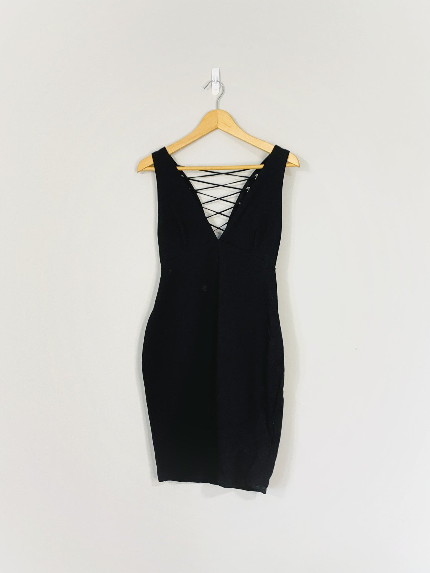 Robe moulante noire à dos en dentelle (moyenne)