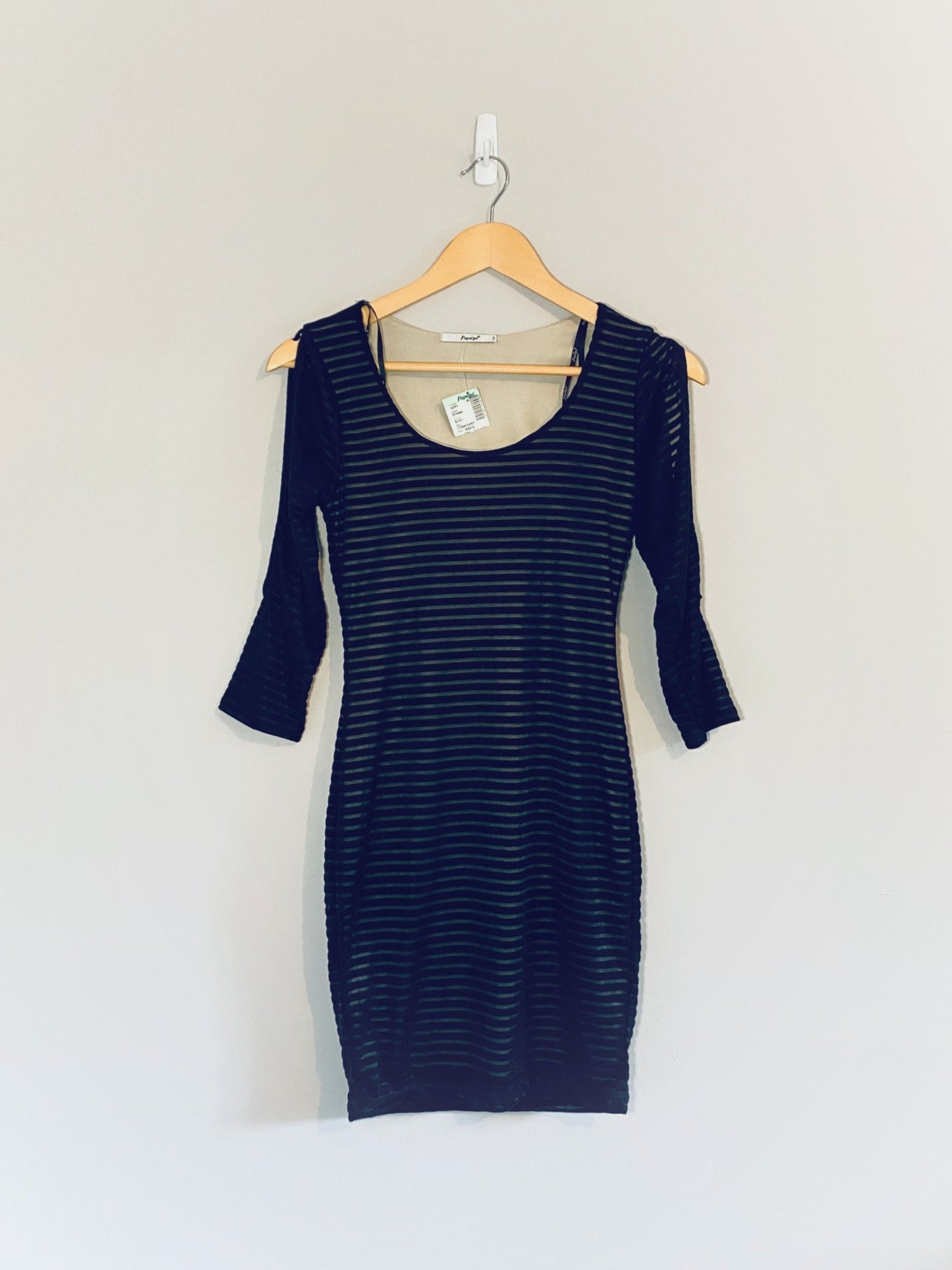 Robe moulante à épaules dénudées (petite)