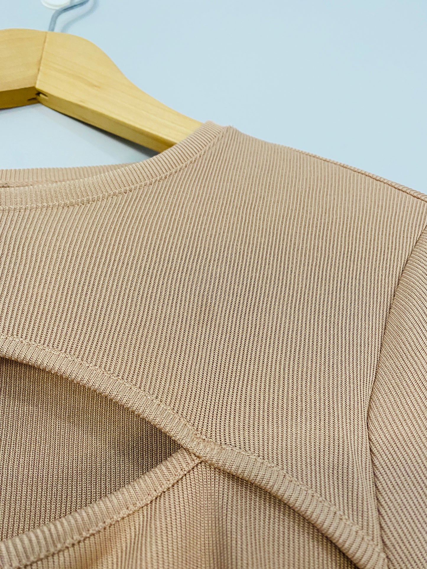 Haut à découpes beige (grand)
