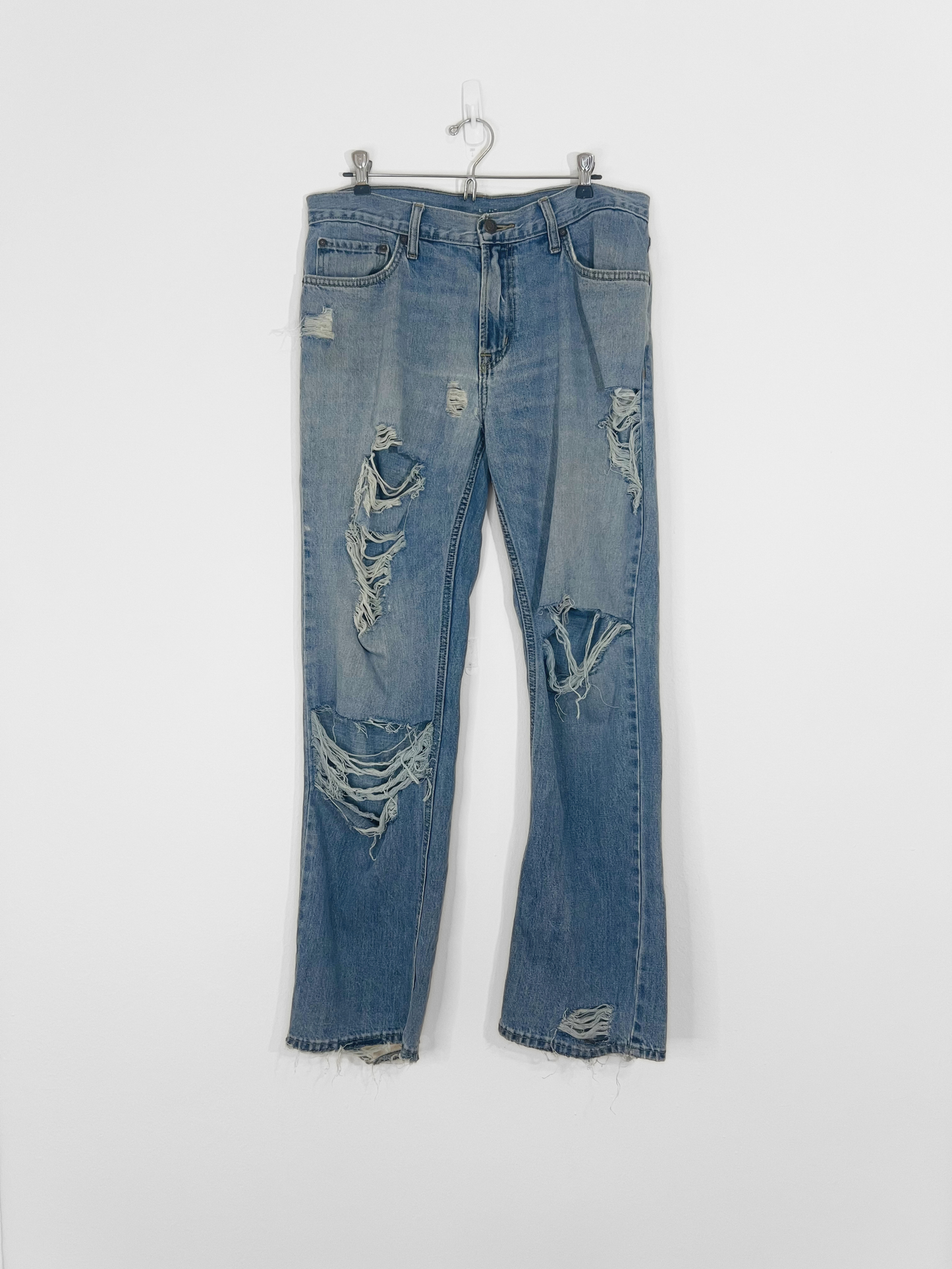 Distressed Blue Jeans (33x32)