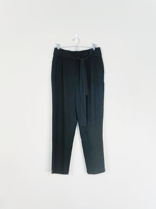 Pantalon fuselé noir à ceinture (taille 6)