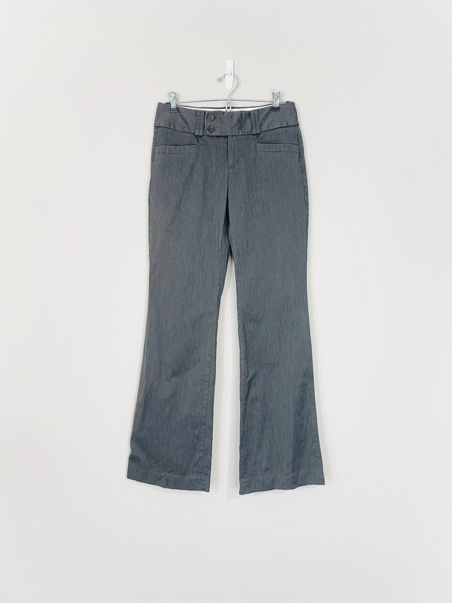 Pantalon gris à fines rayures (taille 2)