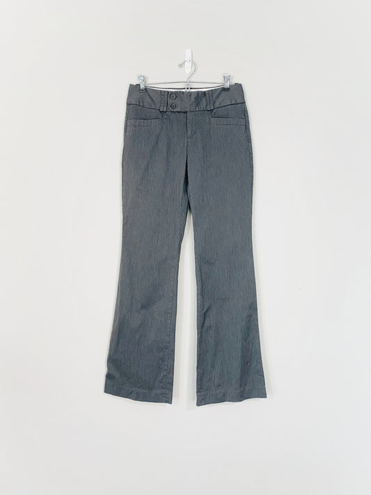 Pantalon gris à fines rayures (taille 2)