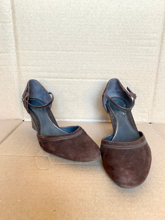 Chaussures compensées en daim marron (taille 10)