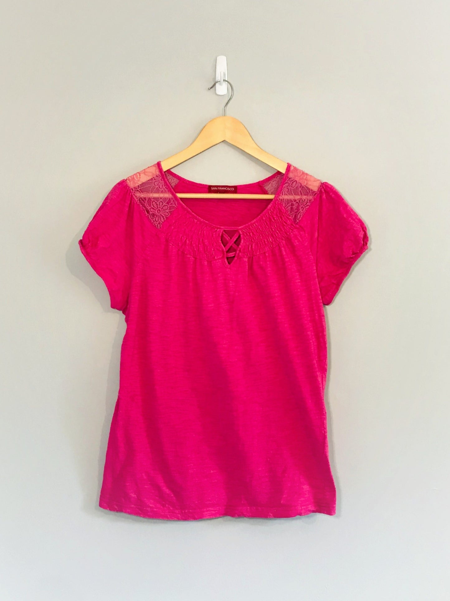 T-shirt rose avec détail en dentelle (moyen)