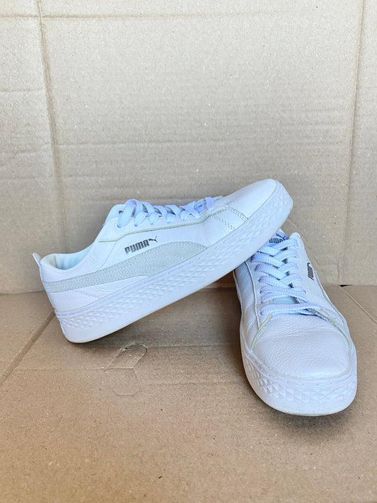 White puma tennis shoes
