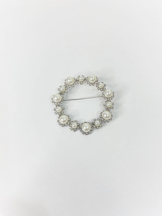 Broche couronne de perles